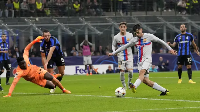 Foto: Melihat Tendangan Keras Mendatar Hakan Calhanoglu Saat Membawa Inter Milan Menumbangkan Barcelona di Liga Champions