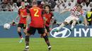 <p>Pemain Kroasia, Luka Modric berusaha mencetak gol ke gawang Belgia saat matchday ketiga Grup F Piala Dunia 2022 di&nbsp;Ahmad Bin Ali Stadium, Kamis (01/12/2022). (AP/Thanassis Stavrakis)</p>