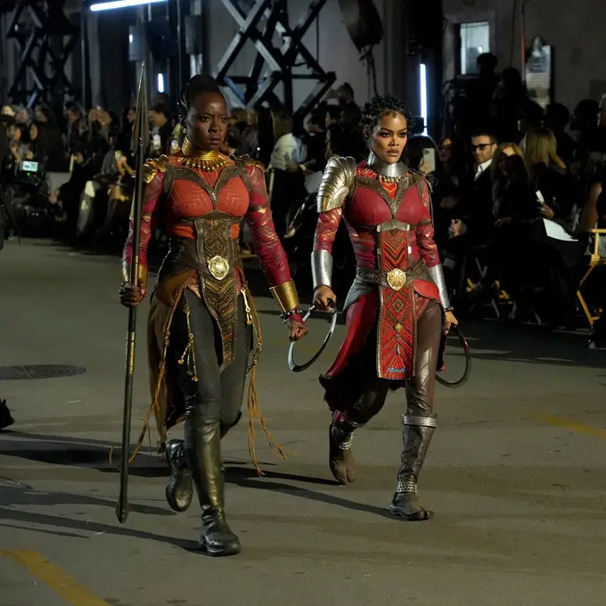 Teyana Taylor & Danai Gurira Tampil Totalitas Pakai Kostum Black Panther ke Runway Vogue World 2025