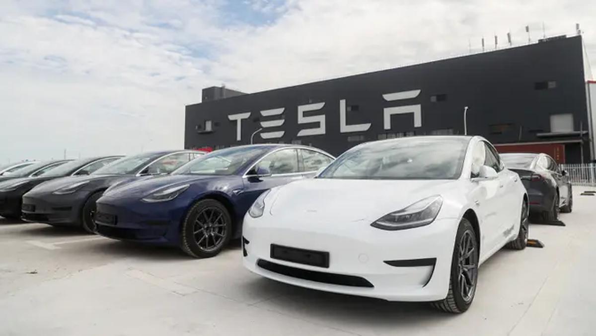 Kendaraan Tesla Model 3 yang diproduksi di China (made in China) di gigafactory Tesla yang terletak di Shanghai, China pada 26 Oktober 2020. Tesla, pabrikan mobil AS, mengumumkan akan mengekspor 7.000 kendaraan Model 3 yang diproduksi di China ke Eropa pada Selasa (27/10). (Xinhua/Ding Ting)
