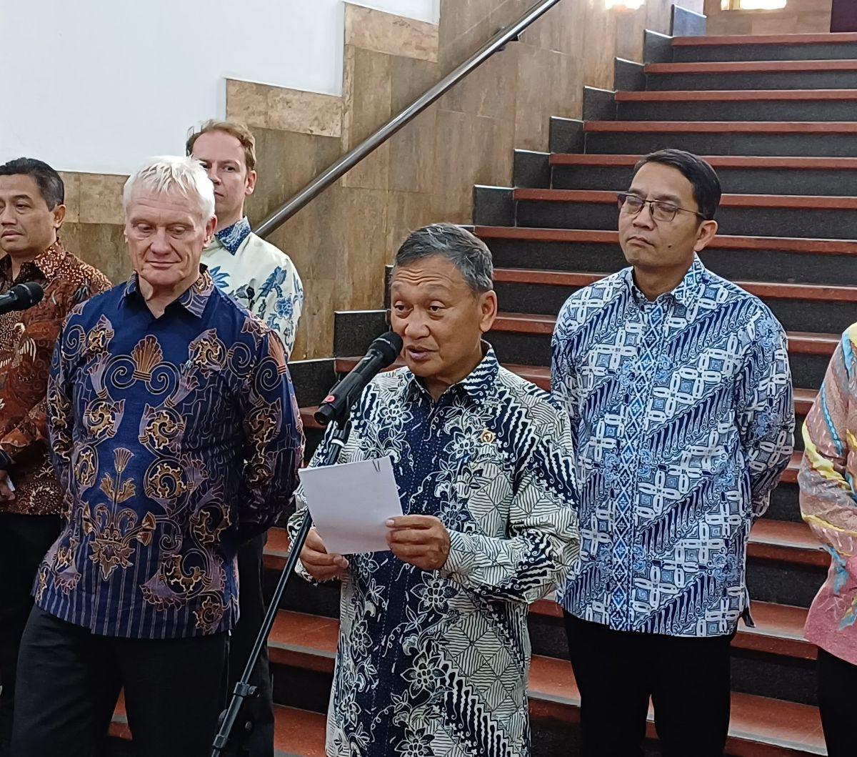 "Mereka juga telah menyiasati beberapa proyek energi rendah karbon dan melaksanakan proyek percontohan di bagian timur Indonesia," imbuh Arifin.