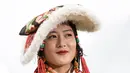 Seorang wanita mengikuti peragaan busana Tibet di padang rumput Zhaqingtang di Wilayah Sertar, Provinsi Sichuan, China barat daya (7/8/2020). (Xinhua/Jiang Hongjing)