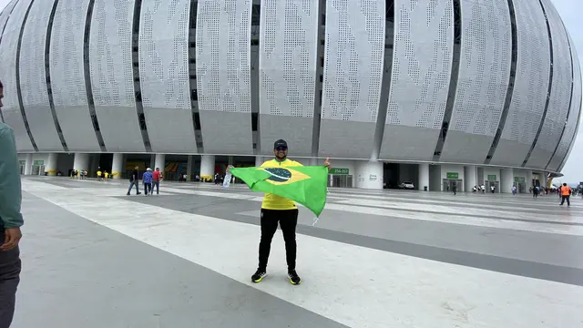 Suporter Brasil berfoto di depan Jakarta International Stadium (JIS)
