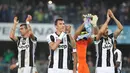 Para pemain Juventus memberikan salam kepada fans usai melawan Chievo Verona pada laga Serie A di Bentegodi Stadium, (6/11/2016). (EPA/Simone Venezia)