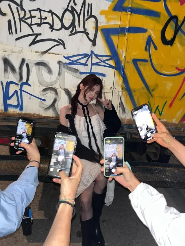 Han So Hee di balik layar MV SEVEN Jungkook. (Foto: Instagramxeesoxee)