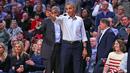 President Amerika Serikat Barack Obama melempar bola pada pembukaan NBA antara  Cleveland Cavaliers melawan Chicago Bulls di Chicago, Selasa(27/10/2015). (Via REUTERS / Mandatory Credit: Dennis Wierzbicki-USA TODAY Sports)