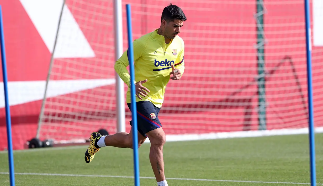 Pemain Barcelona, Luis Suarez, saat mengikuti latihan di Ciutat Esportiva Joan Gamper, Sant Joan Despi, Jumat (8/5/2020) waktu setempat. Barcelona kembali menjalani latihan usai seluruh pemain tim utama dinyatakan negatif COVID-19. (AFP/Miguel Ruiz)