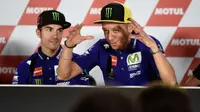 Maverick Vinales (kiri) dan Valentino Rossi (kanan) jelang balapan MotoGP Argentina 2017. (Crash)