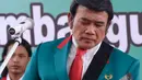Ketum Partai Idaman Rhoma Irama menyanyikan lagu ciptaannya sambil bermain gitar saat deklarasi nasional partai Idaman di Tugu Proklamasi Jakarta, Rabu (14/10). Deklarasi tersebut dihadiri sejumlah tokoh partai politik. (Liputan6.com/Yoppy Renato)