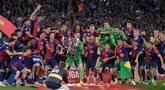 Para pemain Barcelona merayakan gelar Liga ke-28 usai pertandingan sepak bola Liga Spanyol melawan Villarreal CF di Estadi Olimpic Lluis Companys pada 18 Mei 2025. (MANAURE QUINTERO/AFP)