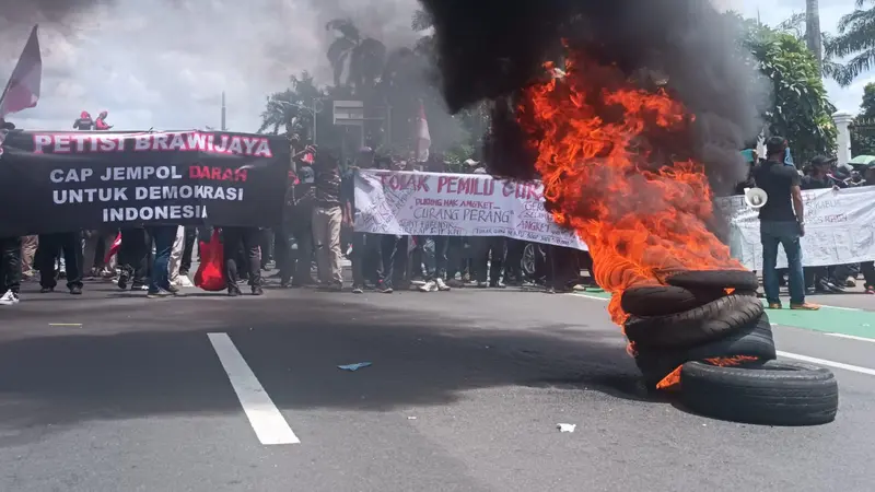 Koalisi Nasional Penyelamat Demokrasi dan massa dari Petisi Brawijaya menggelar aksi di depan Gedung Dewan Perwakilan Rakyat (DPR) RI.