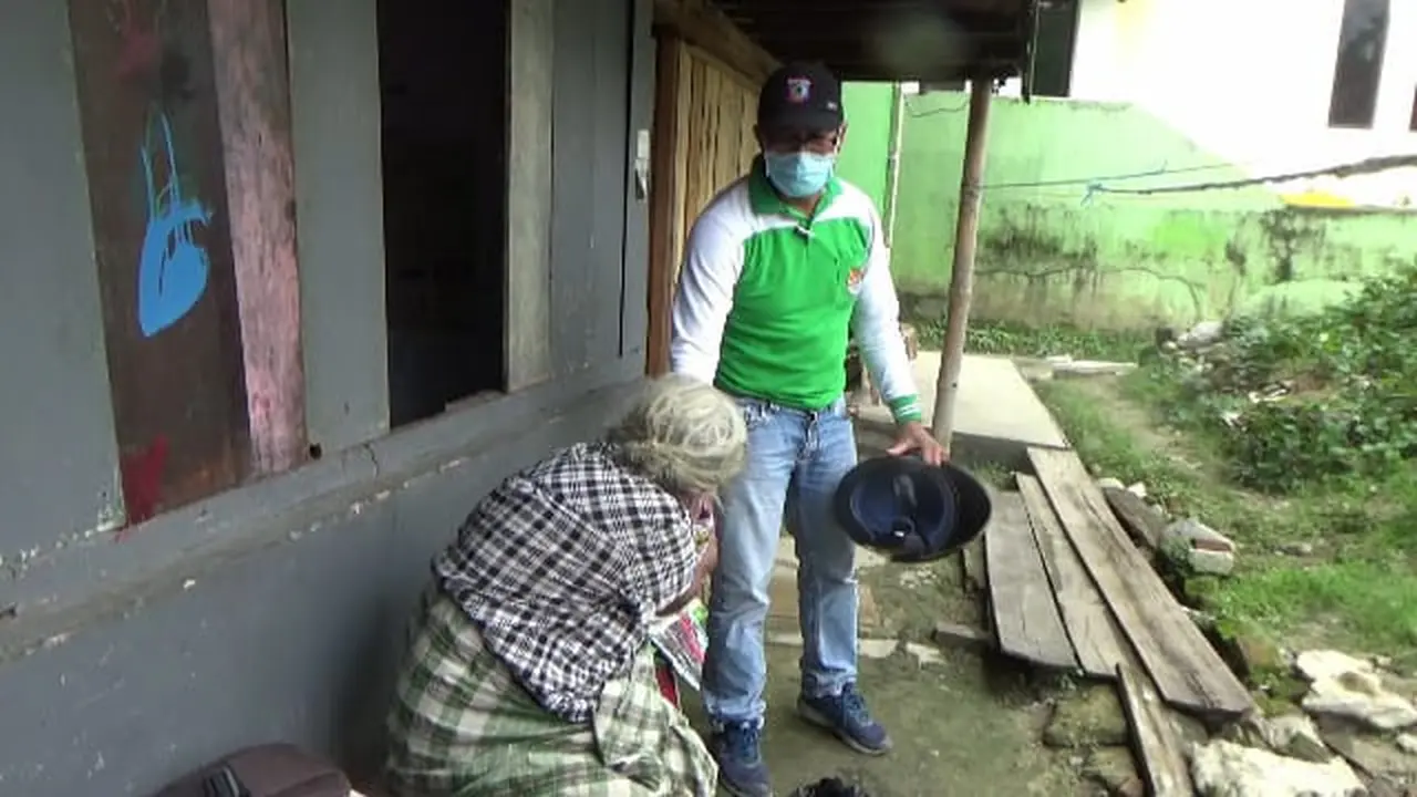 Nenek Penerima Sembako