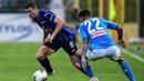 Bek Atalanta, Robin Gosens, berebut bola dengan bek Napoli, Giovanni Di Lorenzo, pada laga lanjutan Serie A pekan ke-29 di Gewiss Stadium, Jumat (3/7/2020) dini hari WIB. Atalanta menang 2-0 atas Napoli. (AFP/Miguel Medina)