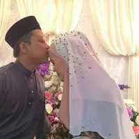 Curhatan pria tentang istrinya yang masih berusia 21 tahun dan belum lama meninggal dunia karena tumor otak ini jadi viral. (Foto: Facebook)