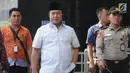 Bupati Lampung Selatan Zainudin Hasan tiba di gedung KPK, Jakarta, Jumat (27/7). Zainudin Hasan akan menjalani pemeriksaan 1x24 jam diduga menerima suap terkait proyek infrastruktur dan Tim KPK mengamankan uang Rp 700 juta. (Merdeka.com/Dwi Narwoko)