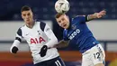 Gelandang Tottenham Hotspur, Erik Lamela (kiri) berebut bola dengan bek Everton, Lucas Digne pada babak 16 besar Piala FA di Goodison Park, Inggris, Kamis (11/2/2021). Everton membutuhkan babak perpanjangan waktu 2x15 menit untuk mengalahkan Tottenham. (AFP/Pool/Clive Brunskill)