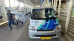 Angkutan umum (angkot) Jak Lingko yang dilengkapi pendingin (AC) menunggu penumpang di depan Stasiun Tanah Abang, Jakarta, Jumat (12/7/2019). Sebanyak lima armada Jak Lingko ber-AC mulai diuji coba sejak 1 Juli  untuk mengangkut penumpang dari Tanah Abang ke Kota. (Liputan6.com/Immanuel Antonius)