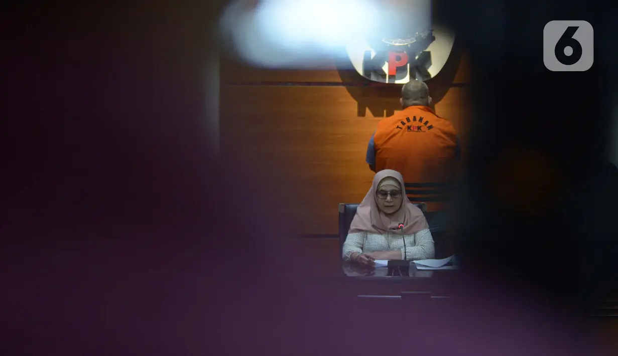 Wakil Ketua KPK Lili Pintauli Siregar memberikan keterangan terkait penahanan mantan Anggota Komisi IX DPR RI Irgan Chairul Mahfiz (ICM) di gedung KPK, Jakarta, Rabu (11/11/2020). (merdeka.com/Imam Buhori)