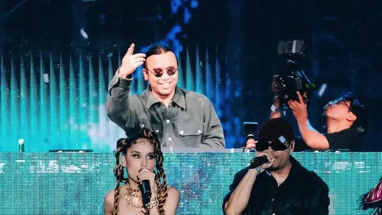 6 Gaya Cinta Laura Kenakan Double Bra saat Tampil di Panggung DWP 2024