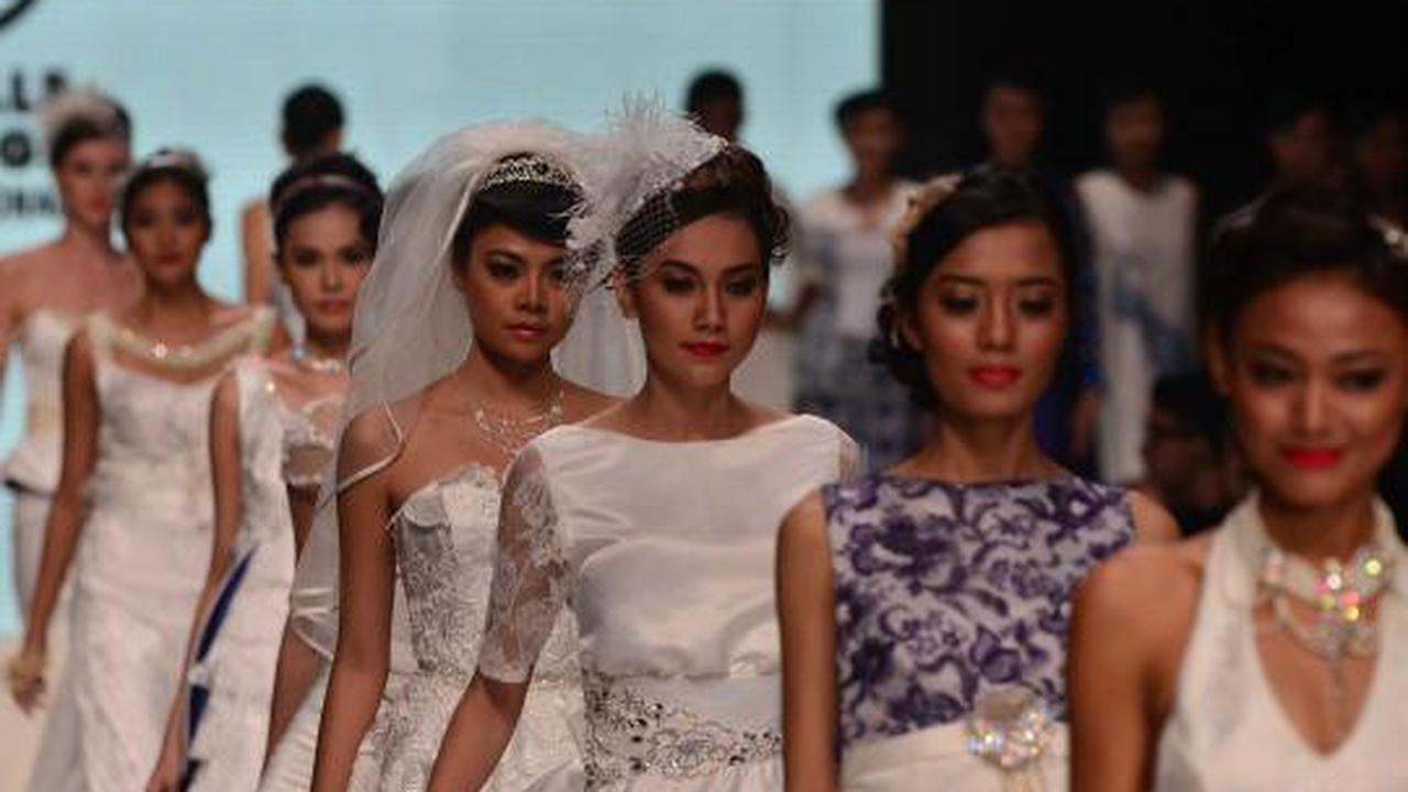 Puluhan model tampil di Jakarta Fashion Week 2013