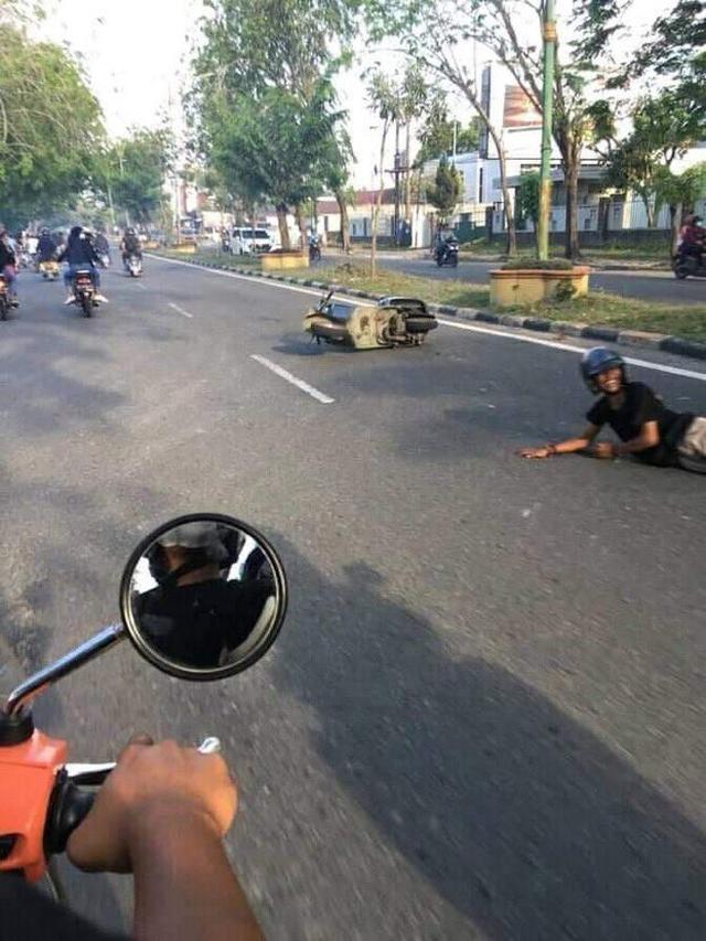 6 Ekspresi Senyum Pengendara Usai Jatuh dari Motor Ini Bikin Heran