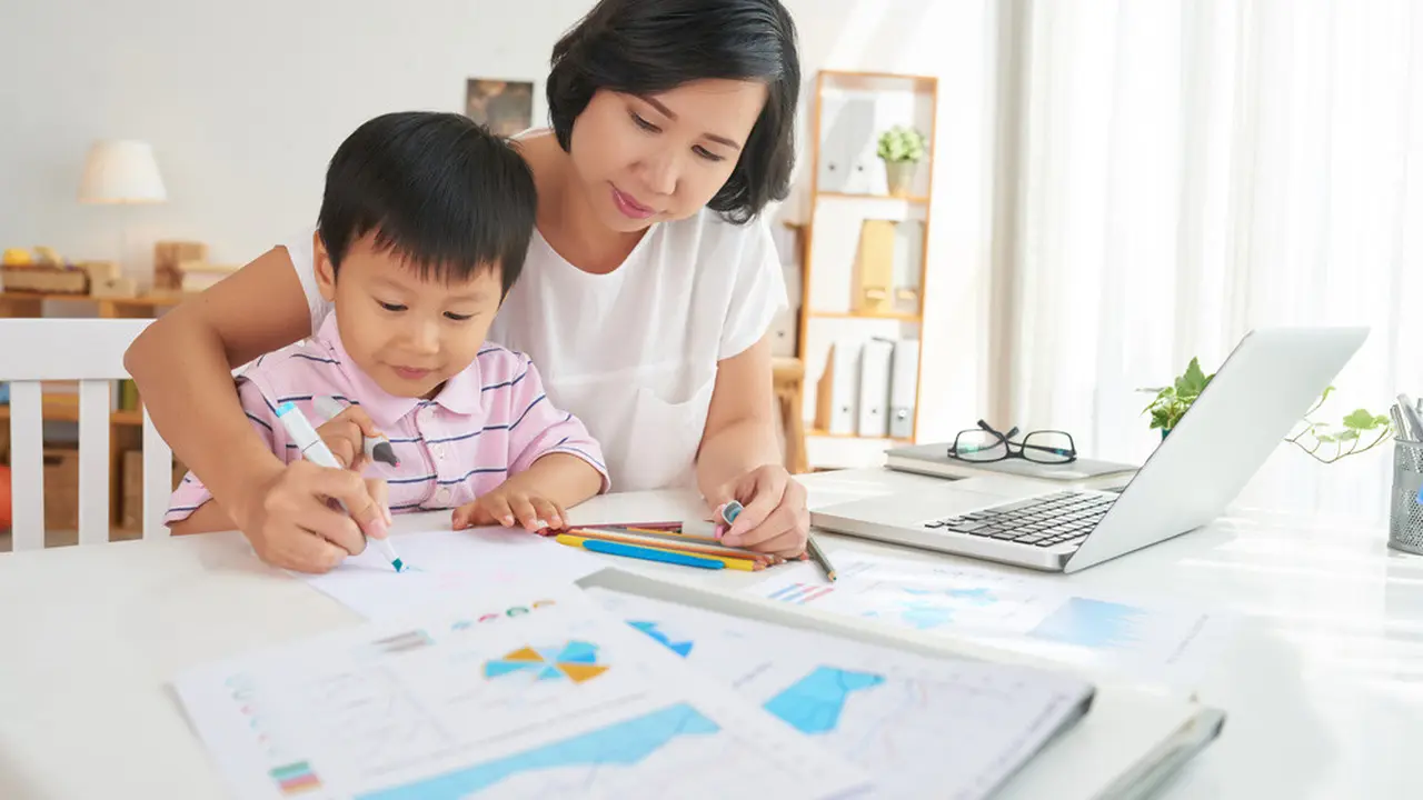 Kiat Mengasuh Anak untuk Ibu Bekerja (Dragon Images/shutterstock)