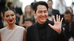 Aktris Indonesia Raline Shah (kiri) bersama aktor dan sutradara Korea Selatan Lee Jung-Jae tiba untuk pemutaran film "Decision to Leave (Heojil Kyolshim)" selama Festival Film Cannes edisi ke-75 di Cannes, Prancis selatan, pada 23 Mei 2022. Raline Shah bercampur dengan selebriti dari berbagai negara, termasuk bintang Squid Game, Lee Jung Jae. (Photo by LOIC VENANCE / AFP)