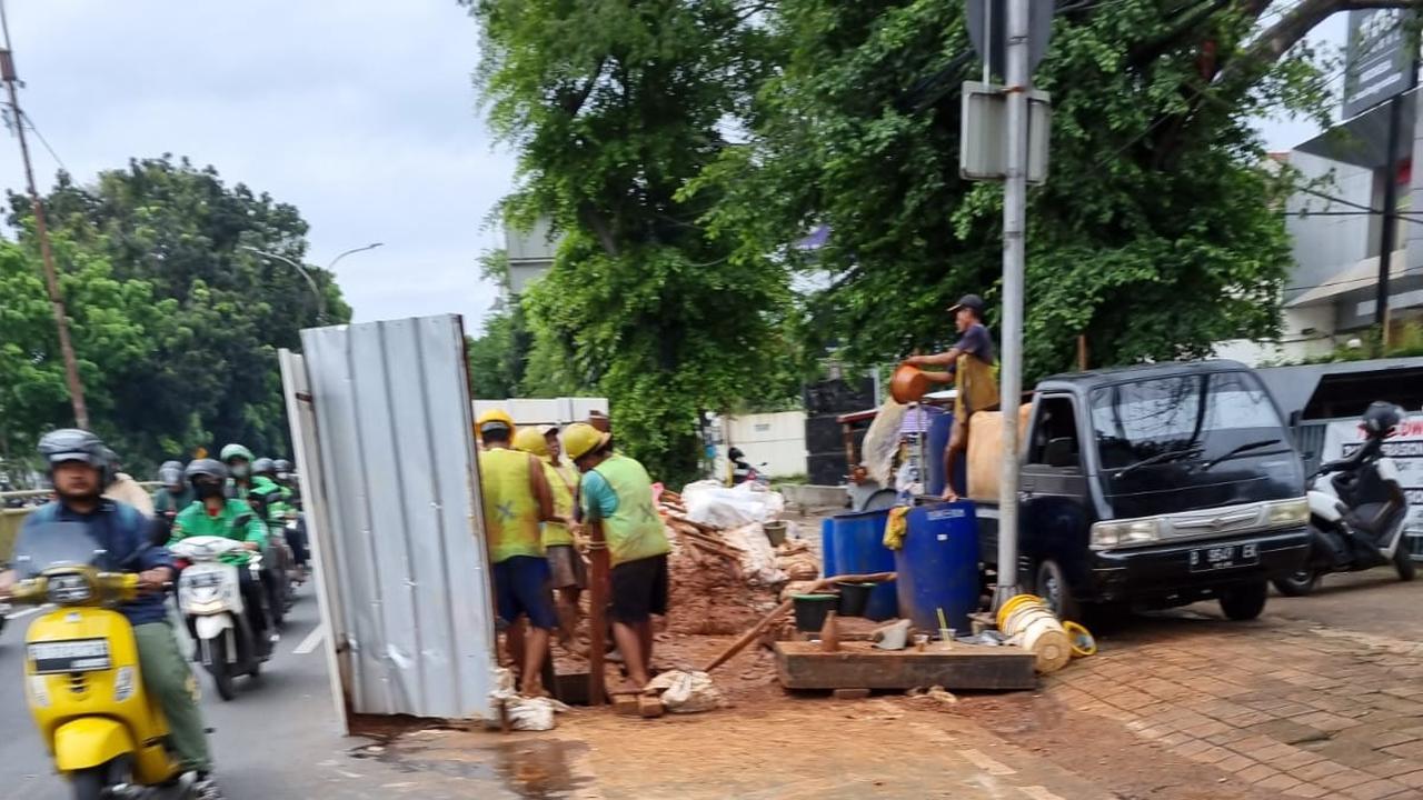 proyek galian jalan di Saharjo Tebet