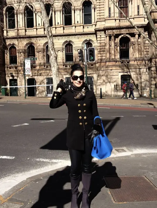 Mama Ala selalu berhasil membuat tampilan yang biasa terlihat luar biasa. Kali ini, tas bernuansa biru eklektik jadi pusat perhatian.  [Foto: Instagram/ Ala_Instyle]