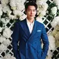 Kim Woo Bin memadukan jaket jas wol buatan tangan Ralph Lauren Purple Label dengan kemeja putih. Pacar Shin Min Ah ini terlihat stylish. (Foto: Instagram/ ralphlauren)