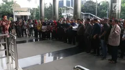 Sejumlah orang mengikuti doa bersama saat peringatan 100 hari penyerangan Novel Baswedan di gedung KPK, Jakarta, Kamis (20/7). Sebelumnya Novel disiram air keras oleh orang tak dikenal seusai menjalankan shalat subuh di masjid. (Liputan6.com/Helmi Afandi)