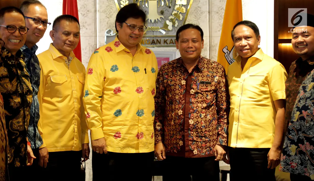 Ketua Partai Golkar Airlangga Hartarto bersama Anggota DPP Partai Golkar foto bersama dengan Ketua Badan Pengawas Pemilu (Bawaslu) Abhan usai melakukan pertemuan di DPP Partai Golkar, Jakarta, Senin (2/7). (Liputan6.com/Johan Tallo)