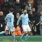 Pemain Manchester City, Sergio Aguero merayakan gol ke gawang Bristol City pada leg pertama semifinal Piala Liga Inggris di Stadion Etihad, Selasa (9/1). Tertinggal lebih dulu, City akhirnya menang 2-1 berkat gol Aguero di injury time. (Oli SCARFF / AFP)