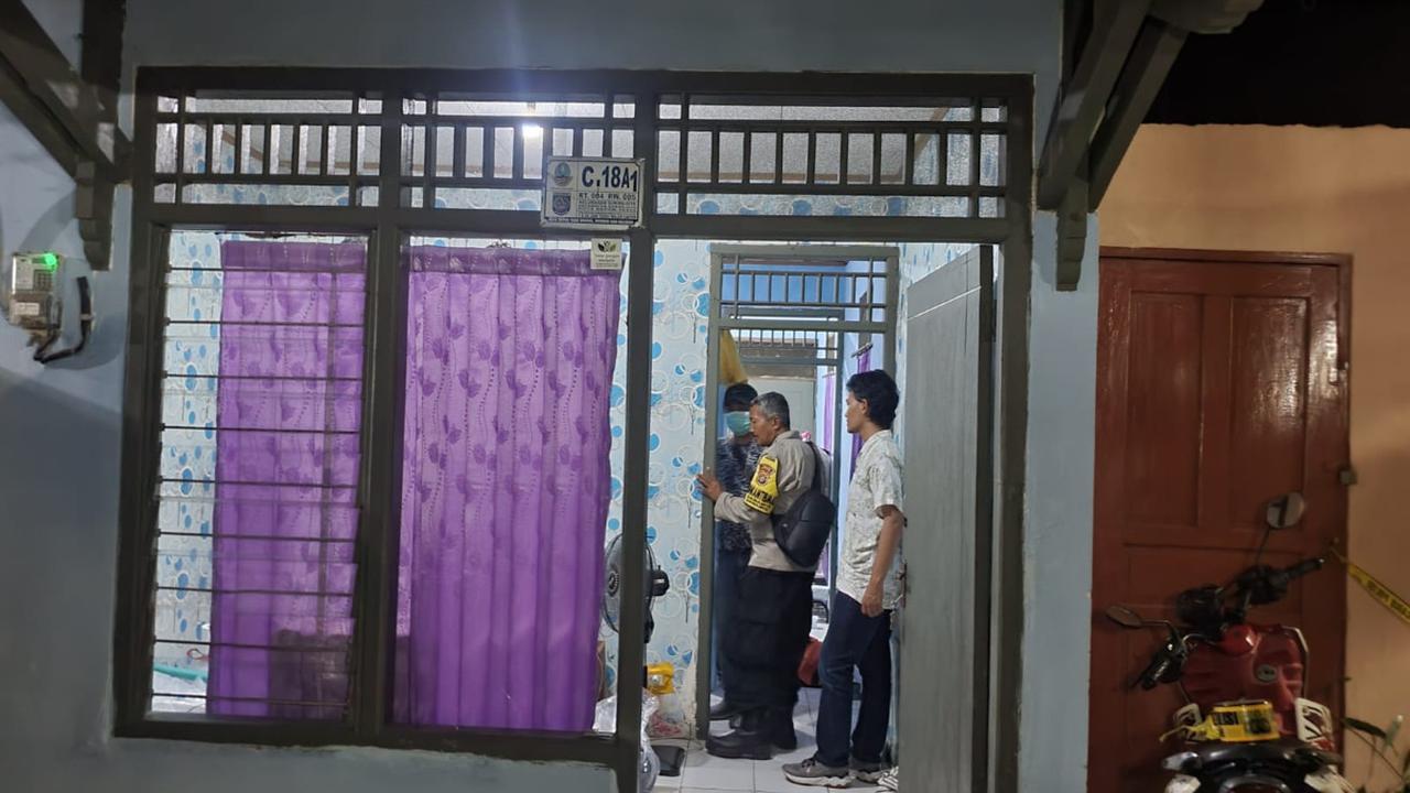 Saat tiba di rumah pelaku, korban diminta masuk ke dalam rumah. Selanjutnya pelaku menutup pintu kontrakan dan meminta korban ke kamar mandi.<br>