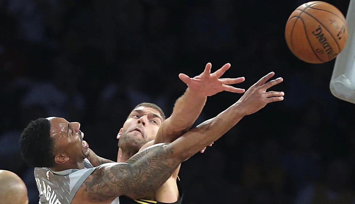Pebasket LA Lakers, Brook Lopez, berebut bola dengan pebasket Minnesota Timberwolves, Jeff Teague, pada laga NBA di di Staples Center, Sabtu (7/4/2018). Timberwolves menang 113-96 atas LA Lakers. (AP/Reed Saxon)