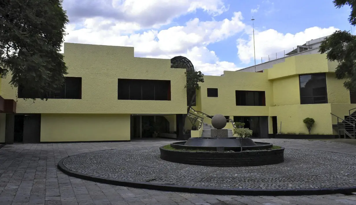 Pemandangan rumah milik pengedar narkoba Meksiko Amado Carrillo Fuentes alias "El Senor de los Cielos" di kotamadya Alvaro Obregon, di Mexico City, pada 14 September 2021. Rumah bernilai sekitar 3,8 juta dolar AS itu menjadi hadiah dalam undian besar Lotre Nasional Meksiko. (Xavier MARTINEZ/AFP)
