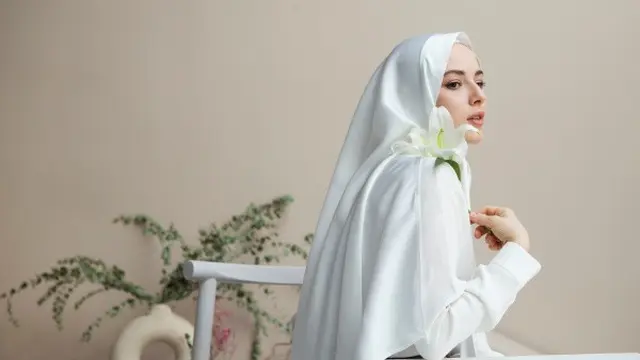 Ilustrasi Model Gamis Kondangan Syari (Credit: Freepik)