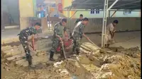Gotong Royong dengan Masyarakat di Aceh, TNI Bersihkan Rumah Warga hingga Sekolah dari Lumpur