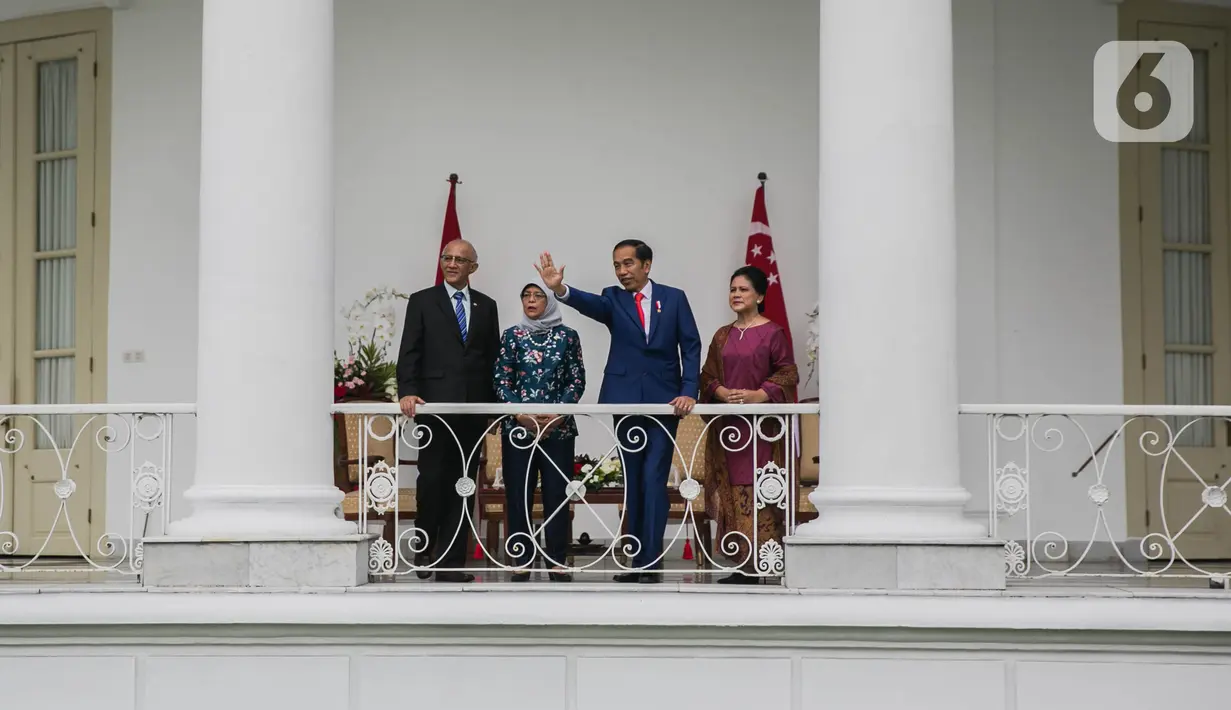 Presiden Joko Widodo (kedua kanan) didampingi Ibu Negara, Iriana Widodo berbincang dengan Presiden Singapura, Halimah Yacob (kedua kiri) didampingi suaminya, Mohamed Abdullah Alhabshee, saat kunjungan kenegaraan di beranda Istana Bogor, Jawa Barat, Selasa (4/3/2020). (Liputan6.com/Faizal Fanani)