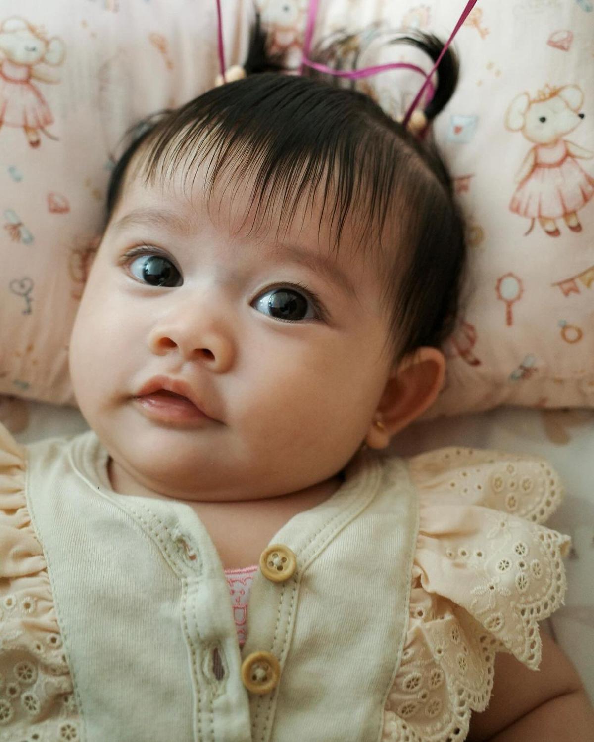 7 Potret Imut Baby Biel Anak Denny Sumargo, Disebut Fotokopian Mamanya