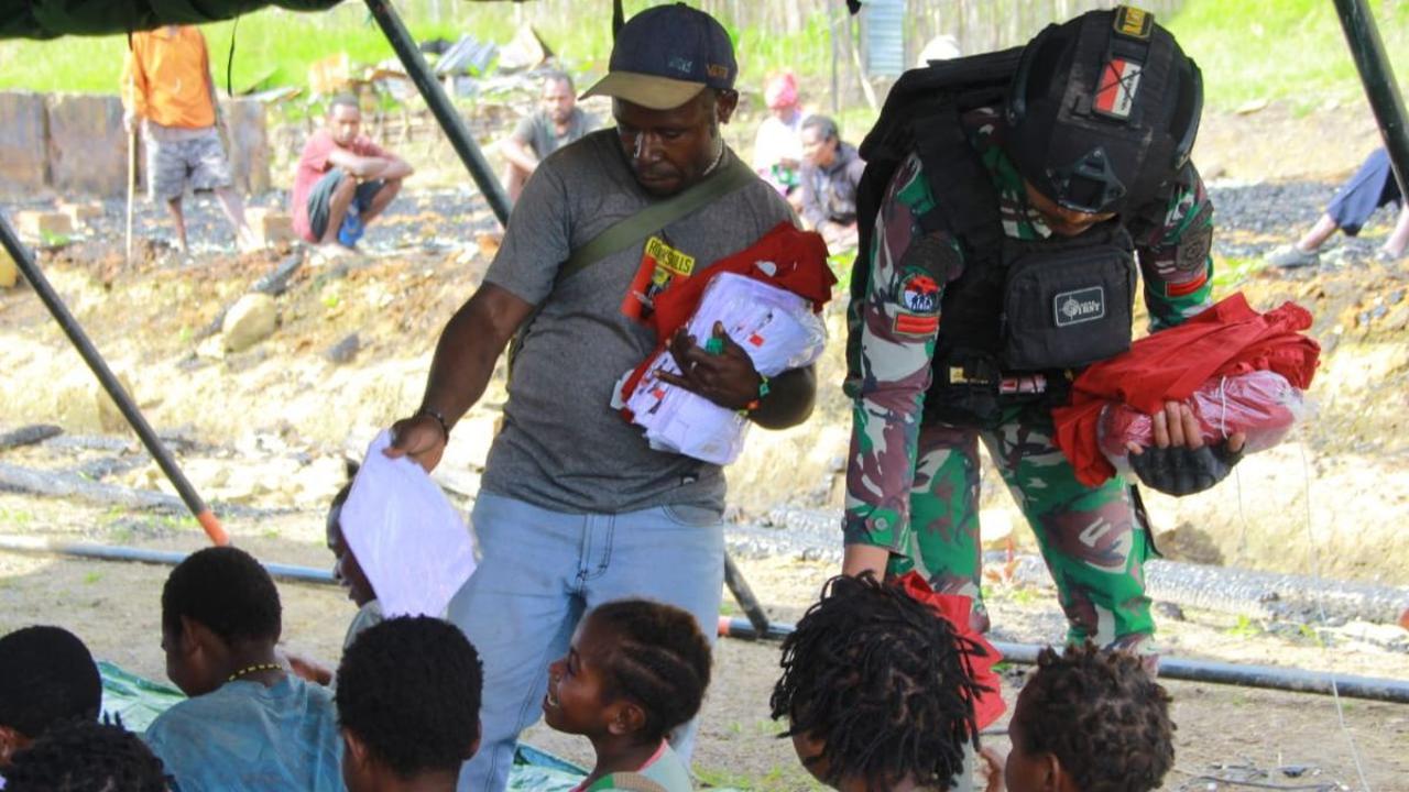 Senin (10/6) pagi, Satgaster Koops Habema pimpinan Kolonel Arm Stefie Jantje Nuhujanan menggelar program Papua Pintar di Sekolah Lapangan Homeyo. <br>