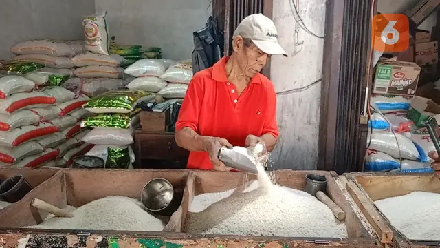Pedagang Beras di Pasar Ciruas, Kabupaten Serang, Banten. (Kamis, 29/02/2024). (Yandhi Deslatama/Liputan6.com).
