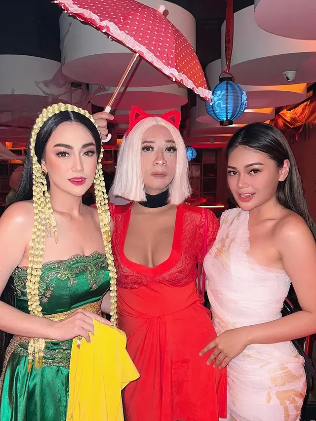 Celine Evangelista tampil cantik ala Nyi Roro Kidul