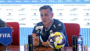 Pelatih kepala Timnas Indonesia, John Herdman (kanan) memberikan keterangan dalam sesi konferensi pers menjelang FIFA Series melawan St Kitts and Navis di Stadion Utama Gelora Bung Karno (SUGBK), Senayan, Jakarta, Kamis (26/03/2026). (Bola.com/M Iqbal Ichsan)