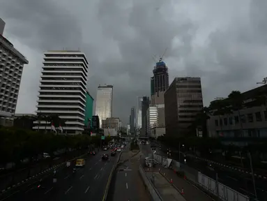 Suasana ibu kota Jakarta diwarnai awan mendung di kawasan Thamrin, Kamis (18/2/2021). Badan Meteorologi, Klimatologi, dan Geofisika (BMKG) memprediksi hujan disertai angin akan terjadi lusa mendatang dan meminta para pengguna jalan harus berhati-hati saat berkendara. (merdeka.com/Imam Buhori)