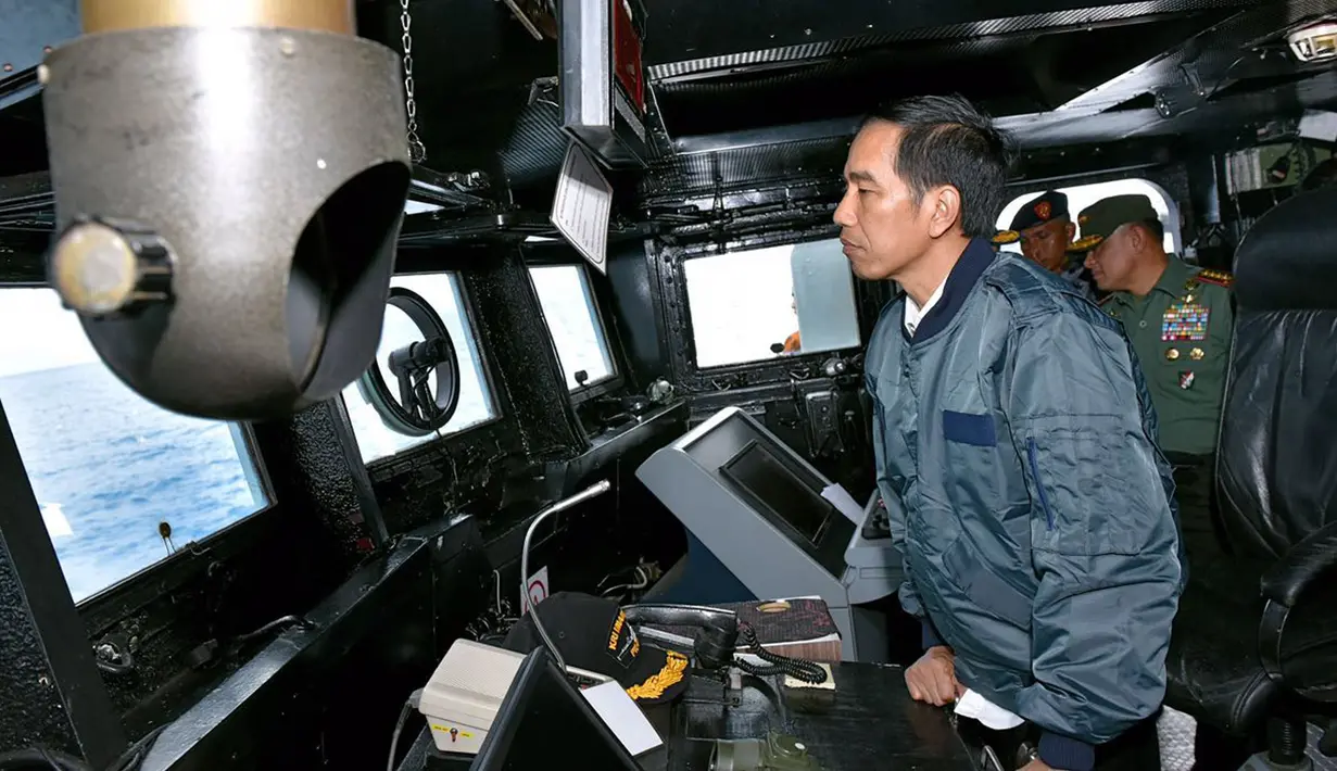 Presiden Joko Widodo (Jokowi) saat berada di dalam kapal perang KRI Imam Bonjol 383 di perairan Natuna, Kepulauan Riau, Kamis (23/6). Jokowi mengadakan rapat terbatas tentang Natuna di atas kapal perang tersebut (Foto: Setpres)