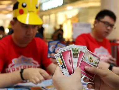Para pecinta kartu pokemon bermain kartu The Pokémon Trading Card Game di  Kota Kasablanca, Jakarta, Kamis (8/8/2019). Di pasar global, permainan tukar kartu itu telah terjual sebanyak 27,2 miliar kartu hingga Maret 2019 dengan segmentasi anak-anak hingga dewasa. (Liputan6.com/Angga Yuniar)
