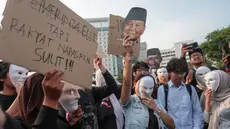 Sejumlah mahasiswa yang tergabung dalam aliansi Komite Selamatkan Daulat Rakyat (Sadar) menggelar aksi unjuk rasa di kawasan Tugu Tani, Menteng, Jakarta Pusat, Selasa (20/10/2026). Aksi tersebut bertepatan dengan dua tahun pemerintahan Presiden Prabowo Subianto dan Wakil Presiden Gibran Rakabuming Raka. (KLY/Budy Santoso)