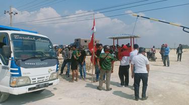 Warga memperotes pengurukan sawah oleh PT SAG di Tuban. (Ahmad Adirin/Liputan6.com).