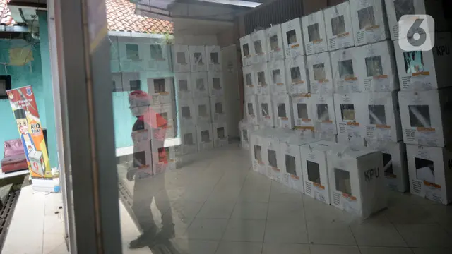FOTO: Server KPU Pusat Down, Rekapitulasi Suara Pilkada Tangsel Ditunda Sementara